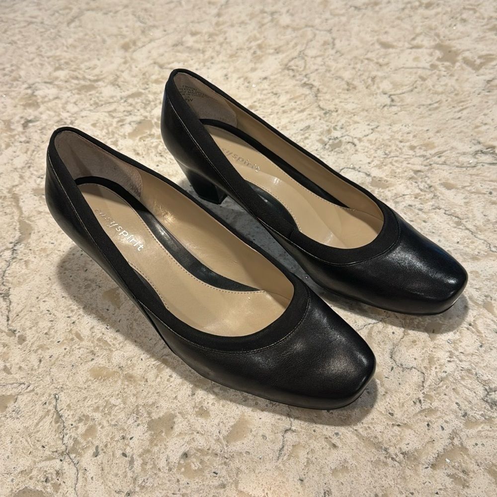 EASY SPIRIT~PUMPS~ESVICKI~BLACK~2” HEELS~LEATHER UPPER W/STRETCH TEXTILE TRIM~BR